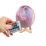 3D LED-es hangulat lámpa - Hold alakú éjjeli fény stílusos fa talppal -16 különböző színben és 4 világítási móddal (THM)