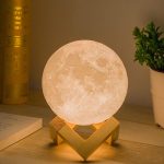 LED-es hangulat lámpa - Hold alakú éjjeli fény stílusos fa talppal és melegfehér fénnyel - 1000 W (BBJ) (BBV)