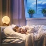 LED-es hangulat lámpa - Hold alakú éjjeli fény stílusos fa talppal és melegfehér fénnyel - 1000 W (BBJ) (BBV)