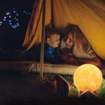 LED-es hangulat lámpa - Hold alakú éjjeli fény stílusos fa talppal és melegfehér fénnyel - 1000 W (BBJ) (BBV)