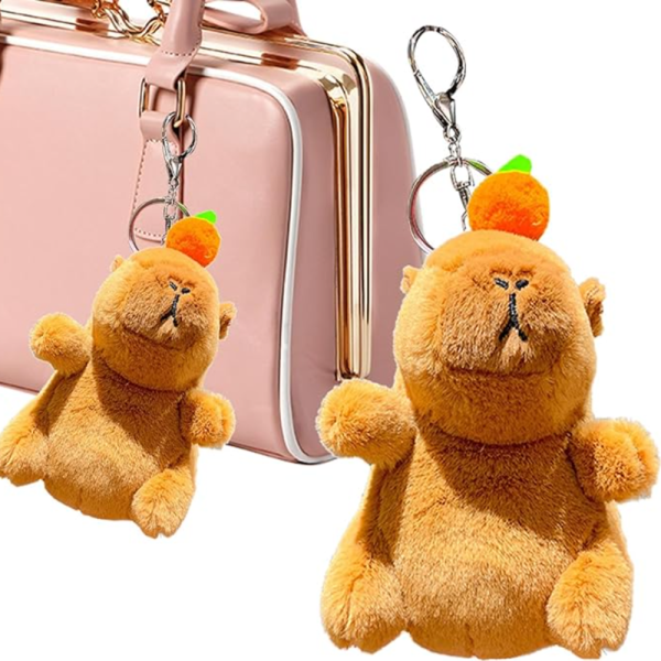 Capybara plüss kulcstartó sárgarépával– 12 cm-es aranyos állatfigura táskadísz és kulcstartó egyben (BBJ)