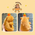 Capybara plüss kulcstartó sárgarépával– 12 cm-es aranyos állatfigura táskadísz és kulcstartó egyben (BBJ)