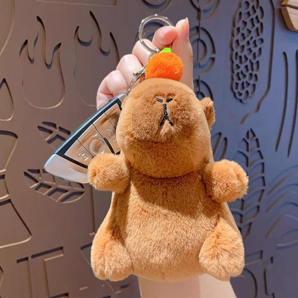 Capybara plüss kulcstartó sárgarépával– 12 cm-es aranyos állatfigura táskadísz és kulcstartó egyben (BBJ)
