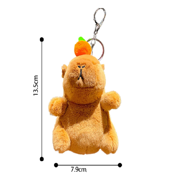 Capybara plüss kulcstartó sárgarépával– 12 cm-es aranyos állatfigura táskadísz és kulcstartó egyben (BBJ)