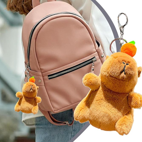 Capybara plüss kulcstartó sárgarépával– 12 cm-es aranyos állatfigura táskadísz és kulcstartó egyben (BBJ)