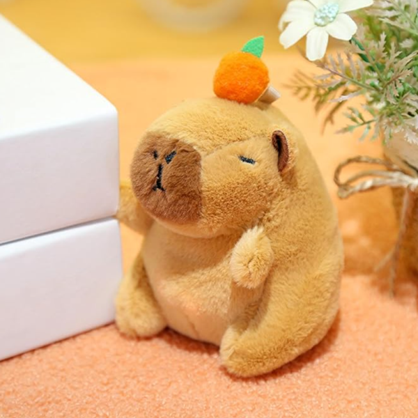 Capybara plüss kulcstartó sárgarépával– 12 cm-es aranyos állatfigura táskadísz és kulcstartó egyben (BBJ)