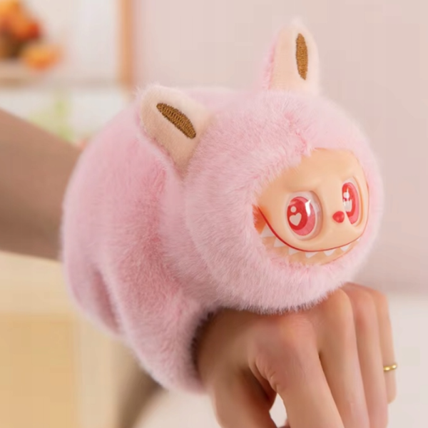 Éneklő Labubu plüss csuklópánttal – interaktív kabala fiús színben (BBJ)