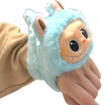 Éneklő Labubu plüss csuklópánttal – interaktív kabala fiús színben (BBJ)