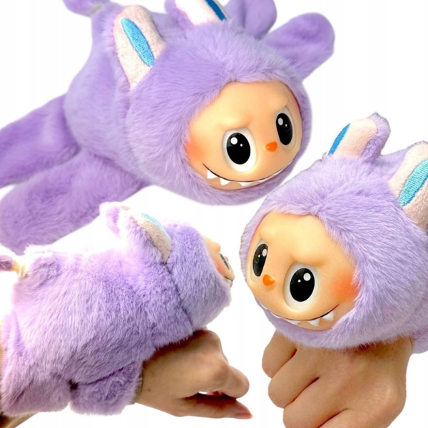 Éneklő Labubu plüss csuklópánttal – interaktív kabala fiús színben (BBJ)