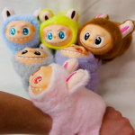 Éneklő Labubu plüss csuklópánttal – interaktív kabala fiús színben (BBJ)