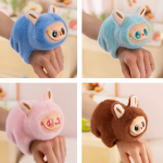 Éneklő Labubu plüss csuklópánttal – interaktív kabala fiús színben (BBJ)