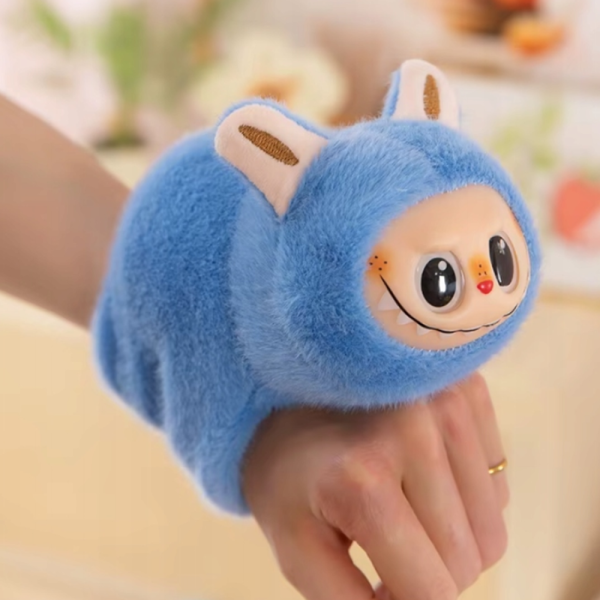 Éneklő Labubu plüss csuklópánttal – interaktív kabala fiús színben (BBJ)