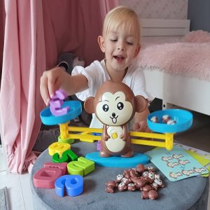Interaktív, oktató és készségfejlesztő matematikai majom figurás mérleg játék – figurákkal, kártyákkal, számokkal (BB-16947) (8)