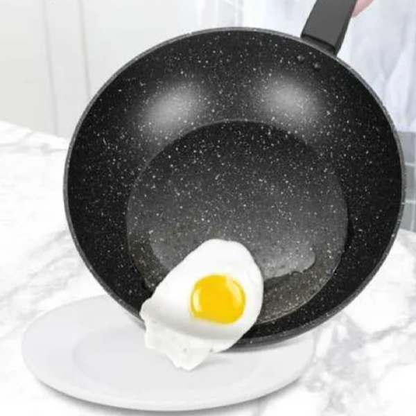 Royalty Line indukciós wok – 32 cm átmérő, 5,9L kapacitás, üvegfedővel és tapadásmentes felülettel (BBA)