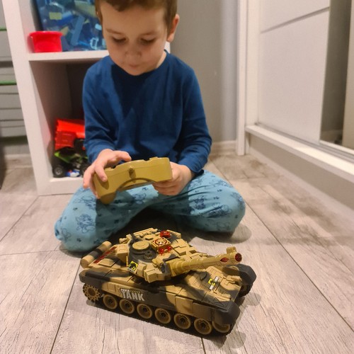 KING sivatagi álcás távirányítós tank gyerekeknek - hang-, és fényhatásokkal (BBJ)