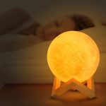 LED-es hangulat lámpa - Hold alakú éjjeli fény stílusos fa talppal és melegfehér fénnyel - 1000 W (BBJ) (BBV)