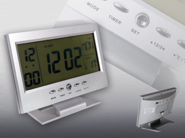 Hangra/tapsra működő LCD kijelzős asztali óra (BBL)