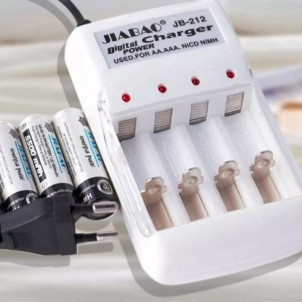 Univerzális elemtöltő + 4 db tölthető 2100mAh ceruza akku (AA/AAA elemekhez) (BBL)