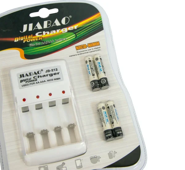 Univerzális elemtöltő + 4 db tölthető 2100mAh ceruza akku (AA/AAA elemekhez) (BBL)