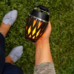 Fáklya alakú Bluetooth hangszóró valósághű láng effekttel - por- és vízálló, akkumulátoros (BBV)
