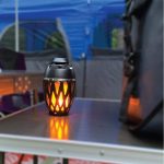 Fáklya alakú Bluetooth hangszóró valósághű láng effekttel - por- és vízálló, akkumulátoros (BBV)