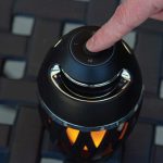 Fáklya alakú Bluetooth hangszóró valósághű láng effekttel - por- és vízálló, akkumulátoros (BBV)