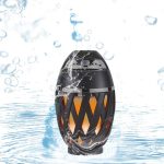 Fáklya alakú Bluetooth hangszóró valósághű láng effekttel - por- és vízálló, akkumulátoros (BBV)