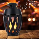 Fáklya alakú Bluetooth hangszóró valósághű láng effekttel - por- és vízálló, akkumulátoros (BBV)