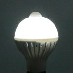 Mozgásérzékelős 9 W-os LED izzó E 27 foglalatban (BBL)