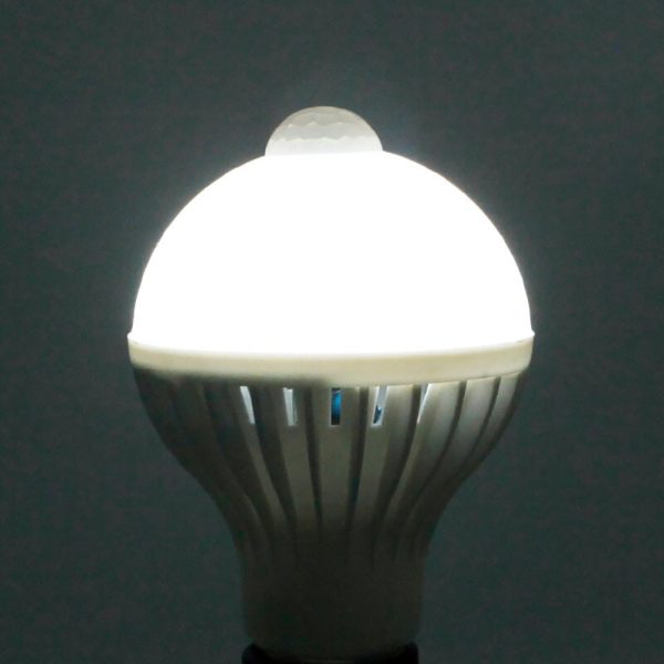 Mozgásérzékelős 9 W-os LED izzó E 27 foglalatban (BBL)
