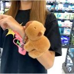 Mágneses Capybara Plüss Karkötő – Ölelős Csuklódísz (BBJ)
