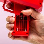Money gun - piros színű elektromos pénzkilövő pisztoly 100 db játék bankjeggyel - esküvőre, bulira, fotózáshoz (BBJ)
