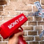 Money gun - piros színű elektromos pénzkilövő pisztoly 100 db játék bankjeggyel - esküvőre, bulira, fotózáshoz (BBJ)