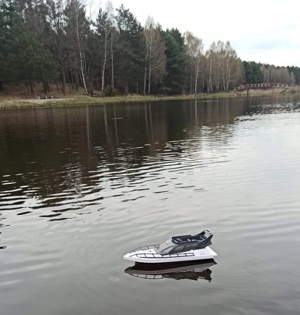 Távirányítós játék motorcsónak szuper menő megjelenésű, 2.4 GHz távirányítóval és tölthető akkumulátorral - 28 x 10 x 12 cm (BBMJ)