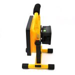 1+1 100W vízálló LED reflektor - 50.000 óra üzemidővel, tölthető akkumulátorral és 2400 lumen fényerővel (BBV)