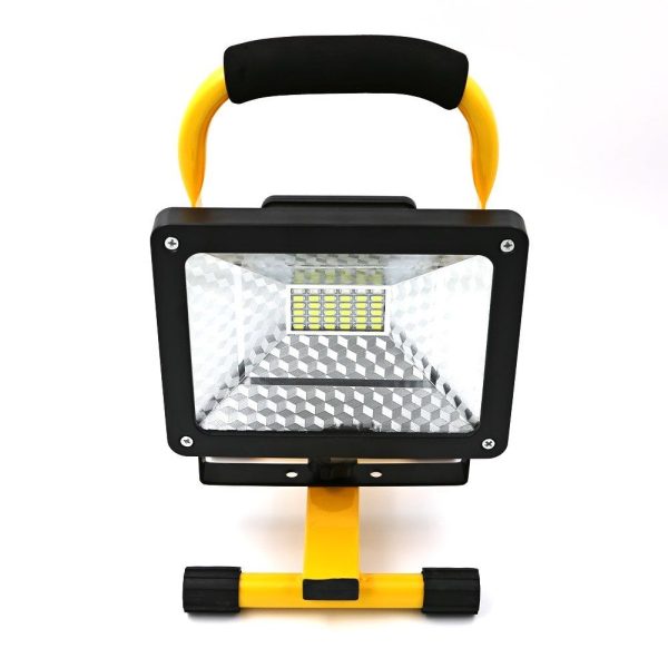 1+1 100W vízálló LED reflektor - 50.000 óra üzemidővel, tölthető akkumulátorral és 2400 lumen fényerővel (BBV)