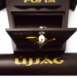_vyrp11_690Utcai-postalada-ujsagtartóval1