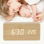 Fa borítású, világos színű LED-es ébresztőóra - hanghatásokkal irányítható (BBV) (BBD)
