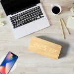 Fa borítású, világos színű LED-es ébresztőóra - hanghatásokkal irányítható (BBV) (BBD)