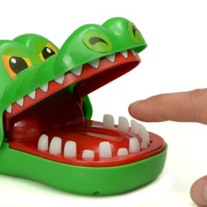 Harapos-krokodil-a-fogorvosnal-ugyessegi-jatek-BBI-8527-4-scaled