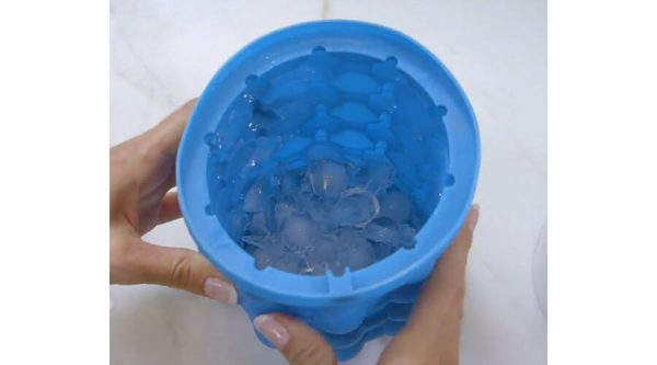 Egyszerűen használható és helytakarékos 3in1 jégkocka készítő, tároló és italhűtő vödör szilikonból - 13 x 14 cm, kék (BBM)