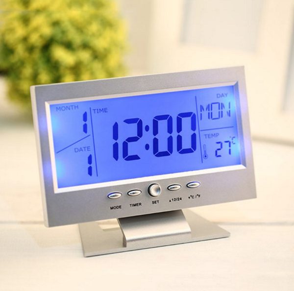 Hangra/tapsra működő LCD kijelzős asztali óra (BBL)